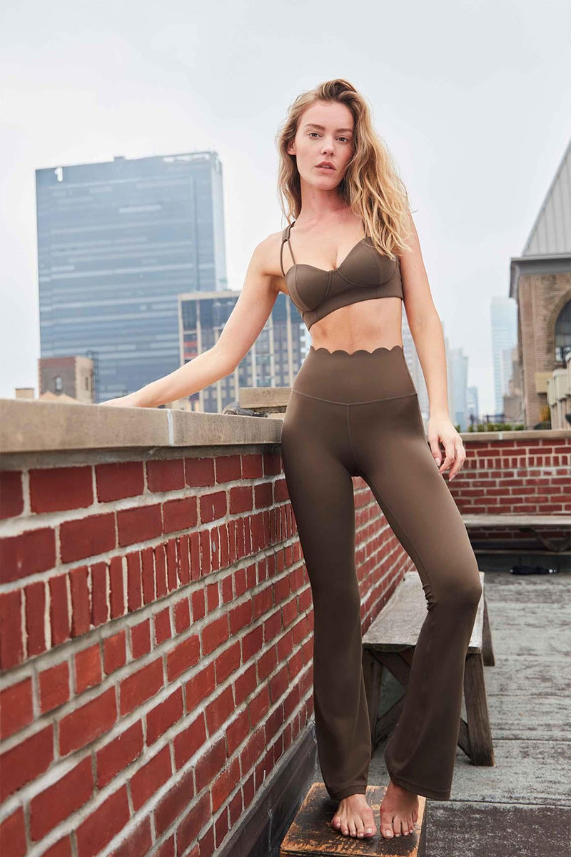 Rozkloszowane legginsy z wysokim stanem